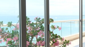 Un balcon avec vue sur la mer et une plage.