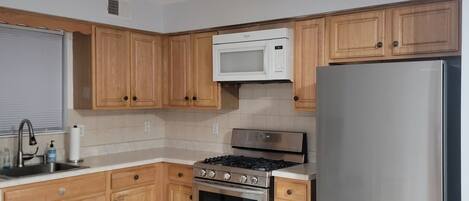 Kylskåp, mikrovågsugn, ugn och spishäll