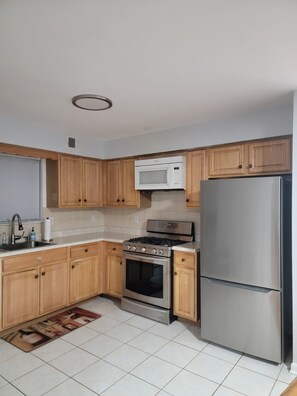 Fridge, microwave, oven, stovetop - Quaint 3-bedroom apartment with AC in charming Newark (Newark)