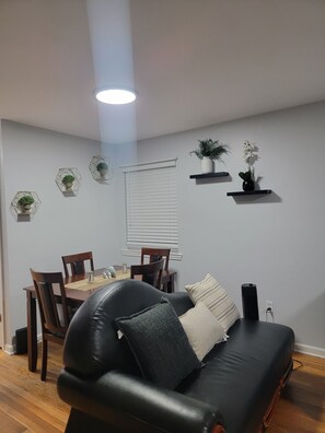 Living area - Quaint 3-bedroom apartment with AC in charming Newark (Newark)