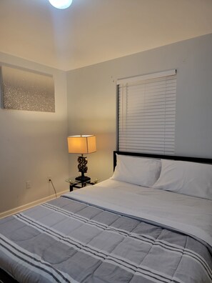 3 bedrooms, iron/ironing board, Internet - Quaint 3-bedroom apartment with AC in charming Newark (Newark)