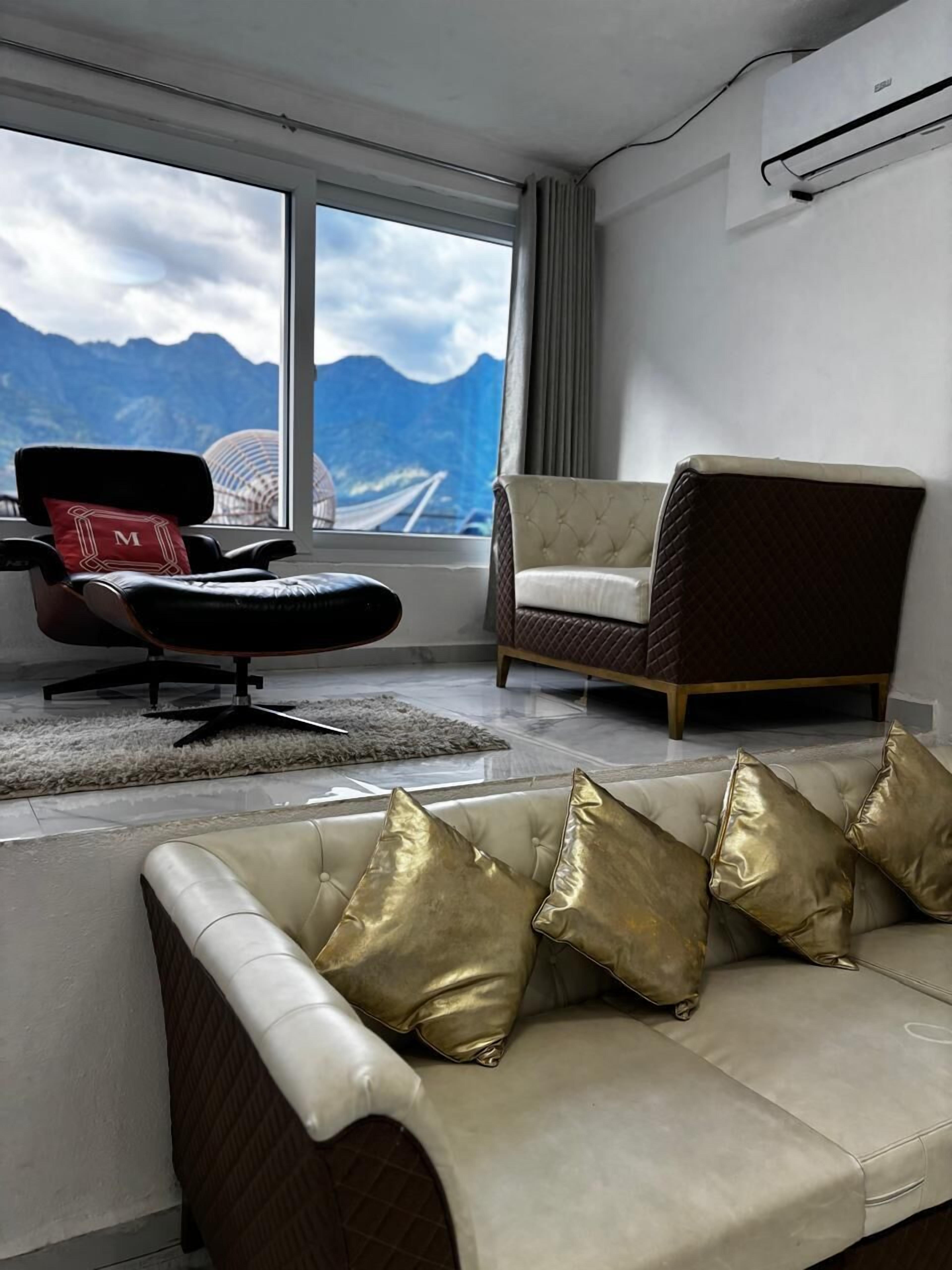 Suite, 2 Bedrooms, Terrace, Lake View | Living area