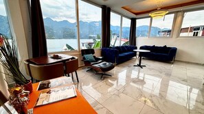 Appartement Penthouse, 2 chambres, cuisinette, vue sur le lac | Salle de séjour | Téléviseur à écran plat de 42 po avec télévision numérique