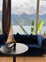 Penthouse, 2 Bedrooms, Kitchenette, Lake View | Living area