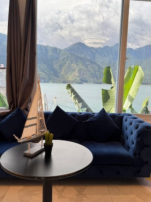 Penthouse, 2 kamar tidur, dapur kecil, pemandangan danau | Area keluarga | Televisi layar datar 42-inci dengan saluran TV digital