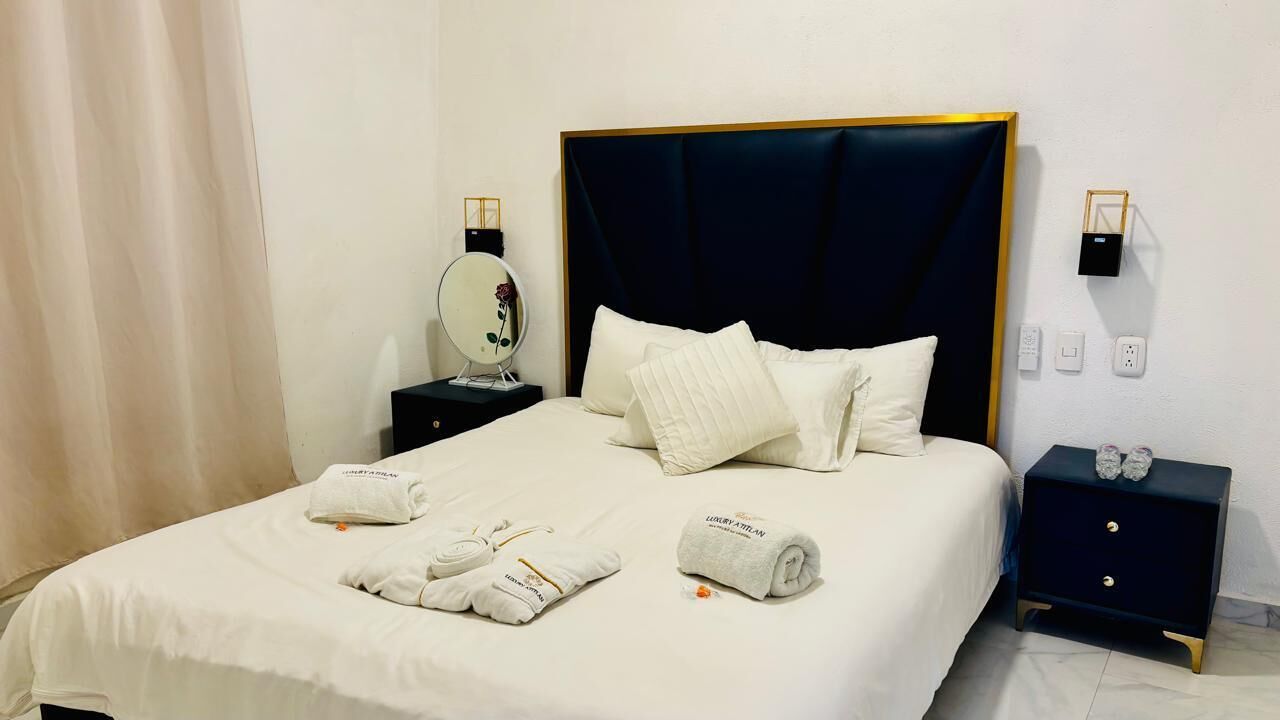 Luxury Studio Suite, 2 Bedrooms, Partial Lake View