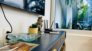 Studio Suite Mewah, 2 kamar tidur, pemandangan danau terbatas | Ruang keluarga | Televisi layar datar 42-inci dengan saluran TV digital