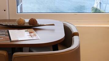 Penthouse, 2 Schlafzimmer, Kochnische, Seeblick | Esszimmer