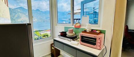 Suite, 2 Bedrooms, Terrace, Lake View | Private kitchen