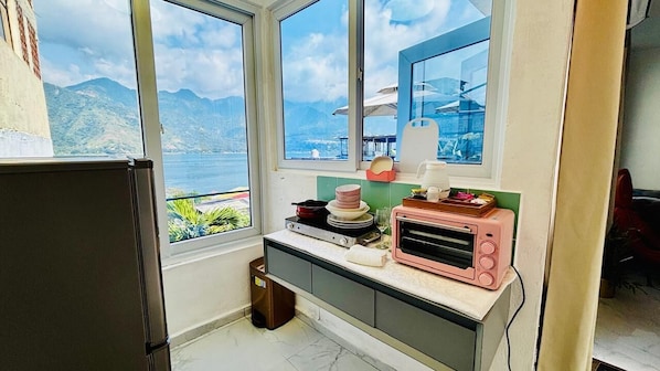 Suite, 2 kamar tidur, teras, pemandangan danau | Dapur pribadi