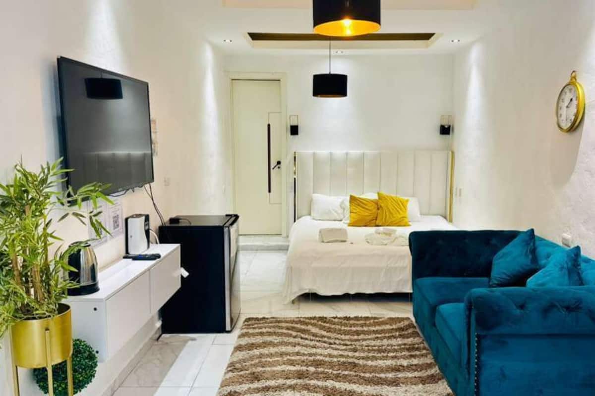 Suite monolocale, 1 letto queen, vista lago | Copriletto in piuma, Wi-Fi gratuito