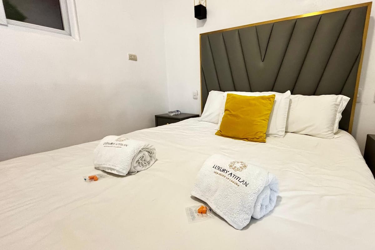 Suite, 2 kamar tidur, teras, pemandangan danau | Selimut bulu angsa dan Wi-Fi gratis