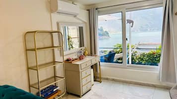 Studio Suite, 1 Queen Bed, Lake View | Bathroom | Towels