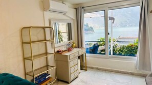 Suite studio, 1 grand lit, vue sur le lac | Salle de bain | Serviettes fournies