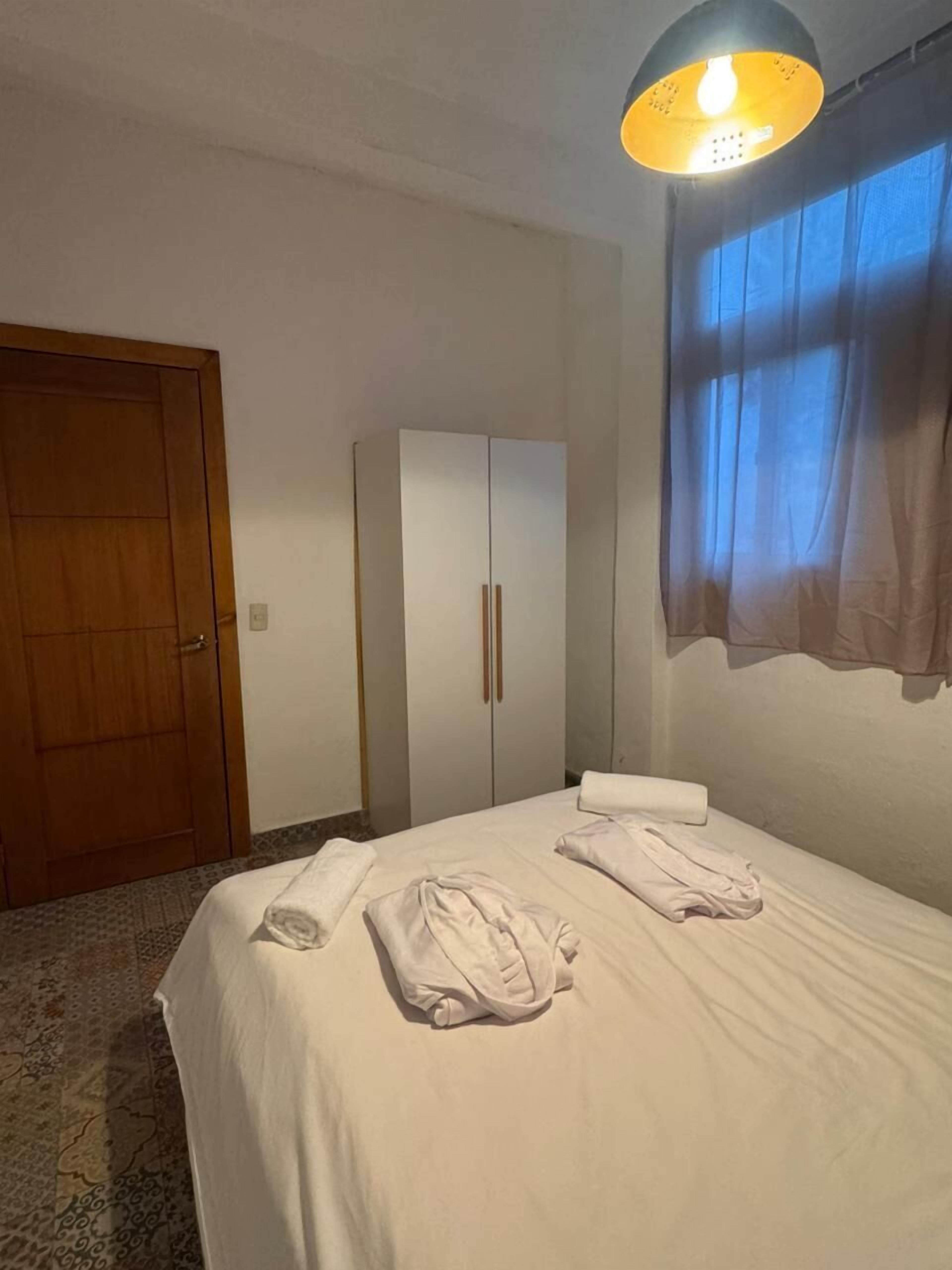 Luxury Apartment, 2 Bedrooms, Lake View | Free WiFi, bed sheets