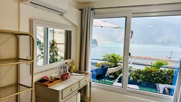 Studio Suite, 1 Queen Bed, Lake View | Free WiFi, bed sheets