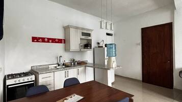 Suite, 2 chambres, vue lac | Coin cuisine privé