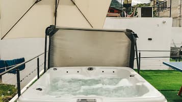 Jetted bathtub