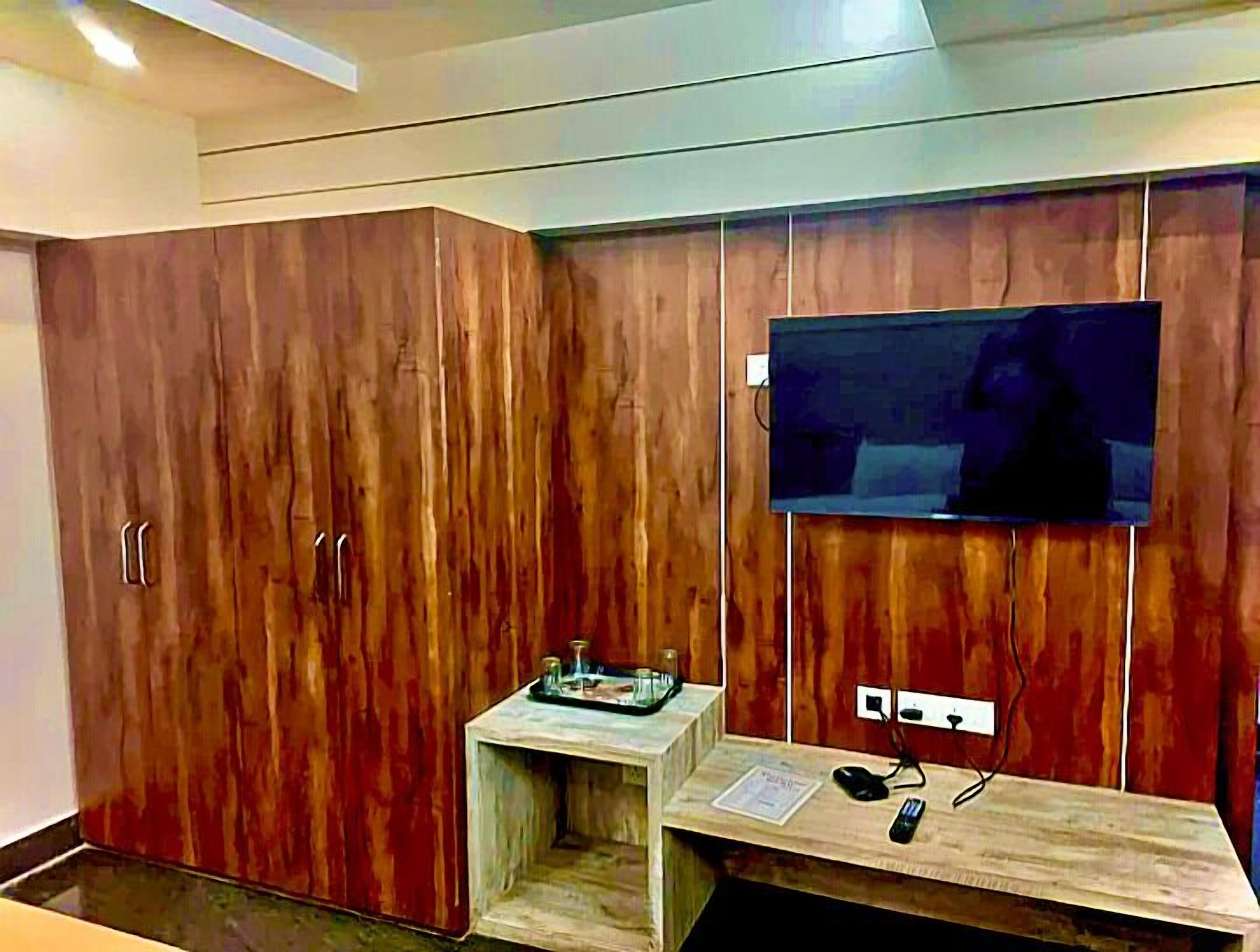 Habitación familiar con 2 camas individuales, vista a la playa | Escritorio y wifi gratis 