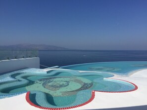 A infinity pool with a view of the sea and mountains. - Family Seaview Condo Bougainville Bay (Sarande)