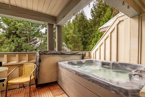 Superb Village 2Br/2Ba Private HotTub, FreeParking