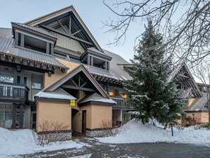 Exterior - Superb Village 2Br/2Ba Private HotTub, FreeParking (Whistler)