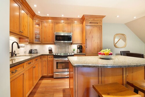 Large 3BR Chalet Style Townhome with Free Parking!