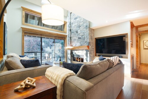 Large 3BR Chalet Style Townhome with Free Parking!