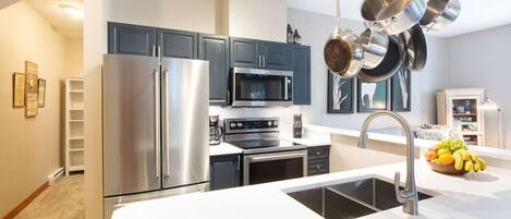 Een koelkast, een microgolfoven, een oven, een kookplaat