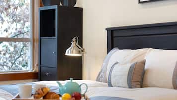 Desk, iron/ironing board, WiFi, bed sheets