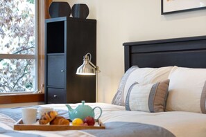 مكتب ومكواة/لوح كي وواي فاي وملاءات أسرّة