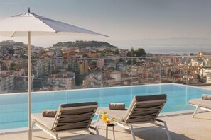 Outdoor pool - EPIC SANA Marquês Hotel (Lisbon)