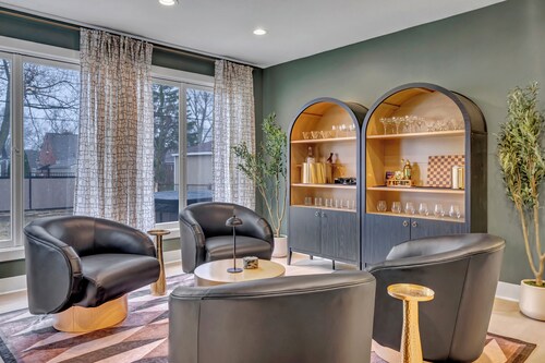 Newly Renovated 4 BD/3 BA Birmingham Home Hot Tub