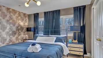 4 bedrooms, iron/ironing board, WiFi, bed sheets