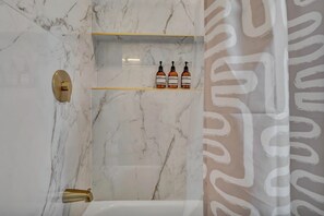 Dusche, Haartrockner, Handtücher, Seife