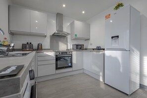 Kühlschrank, Mikrowelle, Ofen, Herdplatte