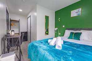 1 bedroom, iron/ironing board, internet, bed sheets - Premium Serviced Accommodation Nottingham-EnsuiteRoom+5mins walk to TrainStation (Nottingham)