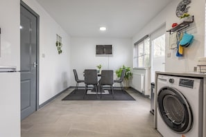 Interior - Morden Single Room with Ensuite - Serviced Accommodation Nottingham (Nottingham)