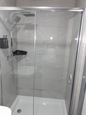 Hair dryer, shampoo - Morden Single Room with Ensuite - Serviced Accommodation Nottingham (Nottingham)