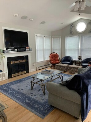 Smart TV, fireplace, DVD player - Ship Bottom 5 BR Ocean block -Pool (Ship Bottom)