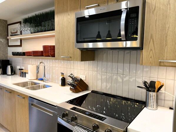 Réfrigérateur, four à micro-ondes, un four, surface de cuisson