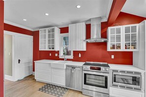 Fridge, microwave, oven, dishwasher - Charming Craftsman Retreat in Northport Village (Northport)