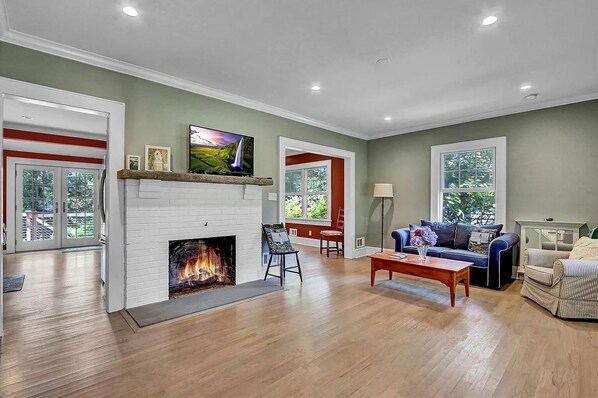 TV - Charming Craftsman Retreat in Northport Village (Northport)