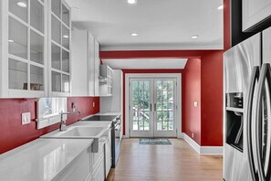 ثلاجة، ميكروويف، فرن، غسالة أطباق