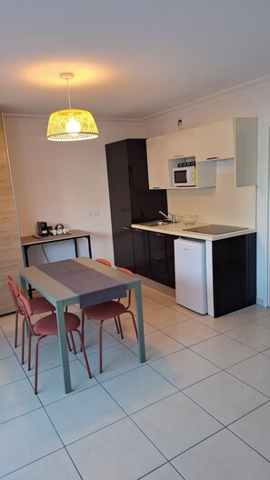 Kühlschrank, Mikrowelle, Herdplatte, Wasserkocher mit Kaffee-/Teezubehör