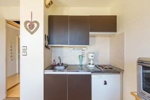 Een koelkast, een oven, een koffiezetapparaat/waterkoker