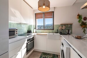 Kjøleskap, mikrobølgeovn, ovn og oppvaskmaskin