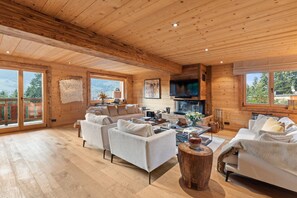 Fernseher, Kamin, Stereoanlage