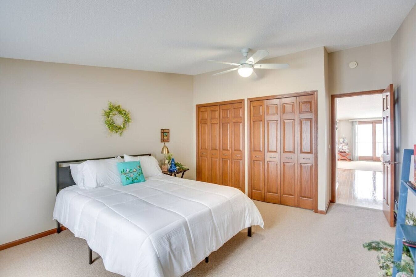 5 bedrooms, iron/ironing board, WiFi, bed sheets