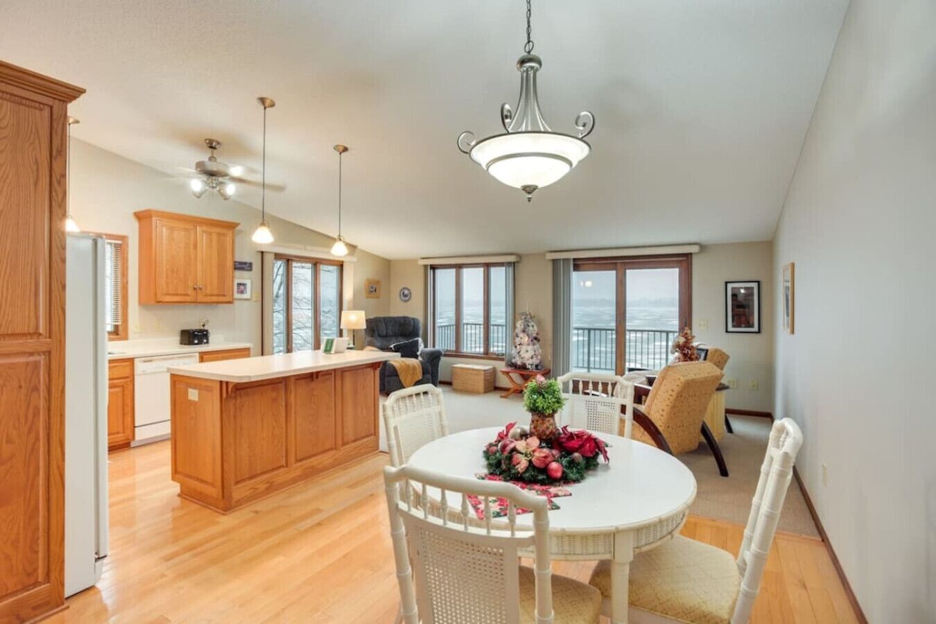 Een televisie, een open haard en een tafeltennistafel